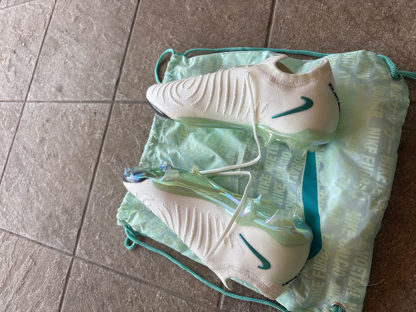 Customer photo review of Phantom GX2 Elite FG Chromatic - Blanc/Multicolor