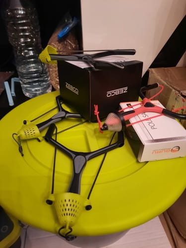 Klant toont meerdere SLIK CATAPULTS V2 op een geel oppervlak.