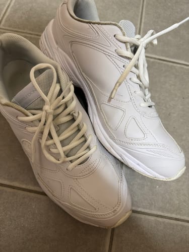 レビュアーの、ズックリーンネットで洗濯した靴。汚れていた靴（左）が、真っ白（右）になっています。