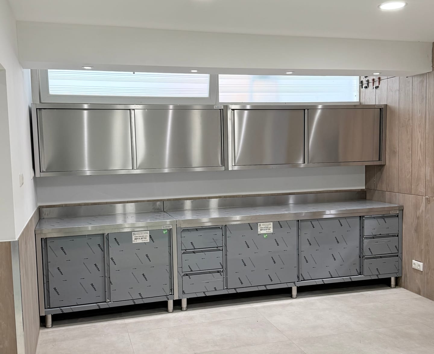 Customer photo review of RVS Horeca Werkbank met Schuifdeuren 2x3 Laden Rechts en Links | Opstaande Rand | 2400x700x900(h)