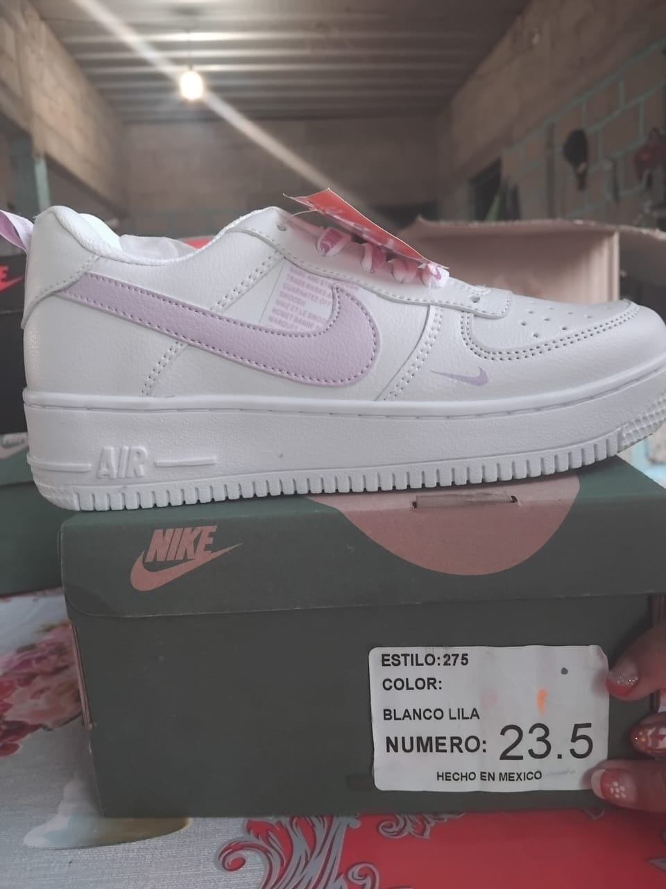 Customer photo review of Tenis 275 Blanco Lila