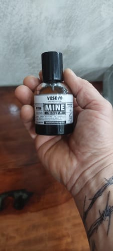 Un cliente tiene in mano la boccetta del profumo VESEVO.