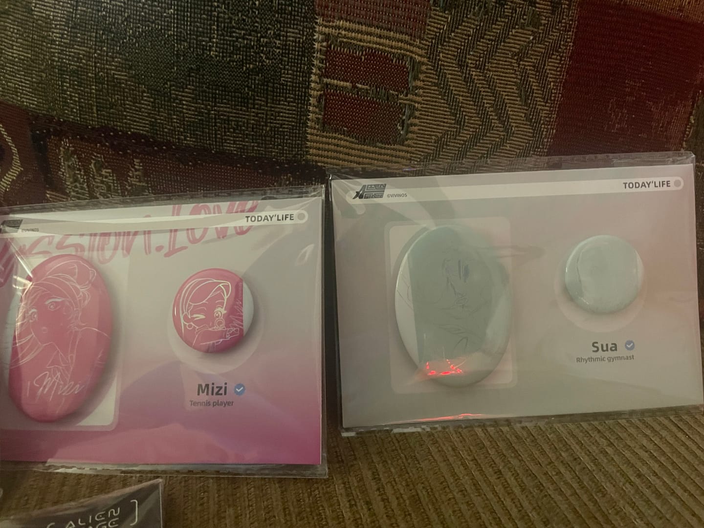Customer photo review of Alien Stage Passion Series Line Art Irregular Badge Set