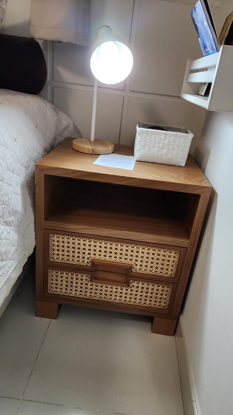 Customer photo review of Mesa De Cabeceira De Madeira Maciça Demolição Modelo Praia Com Detalhe Nas Gavetas Em Palhinha