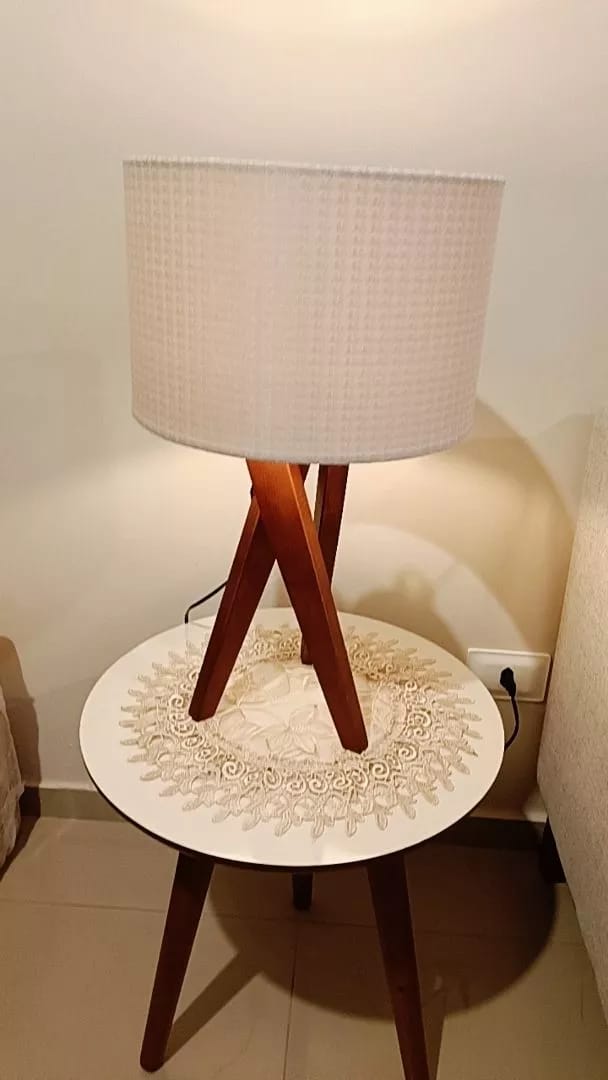 Customer photo review of Abajur de Mesa Luxo em Madeira com Cúpula de Tecido