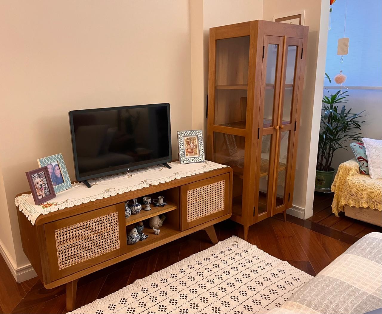 Customer photo review of Rack De Madeira Maciça Demolição Olímpia Com duas Portas De Correr Em Palhinha Natural Indiana