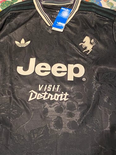 Il cliente mostra la parte anteriore della Maglia Third Juventus nera, completa di etichetta e sponsor.