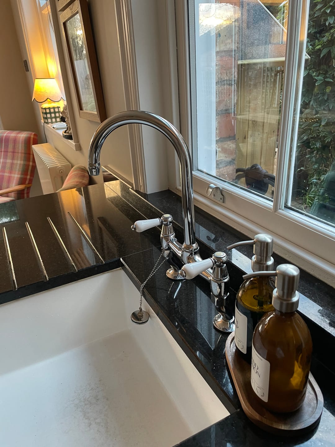 Customer photo review of Set of 2 Amber Glass Bottle 500 ML with Metal Pump & Small Tray