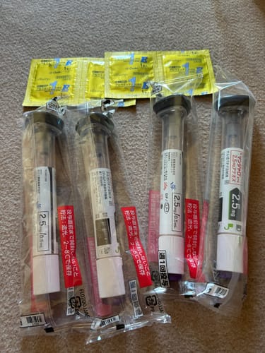 購入者が投稿した、個包装されたマンジャロ2.5mg注射器4本と付属品の写真。