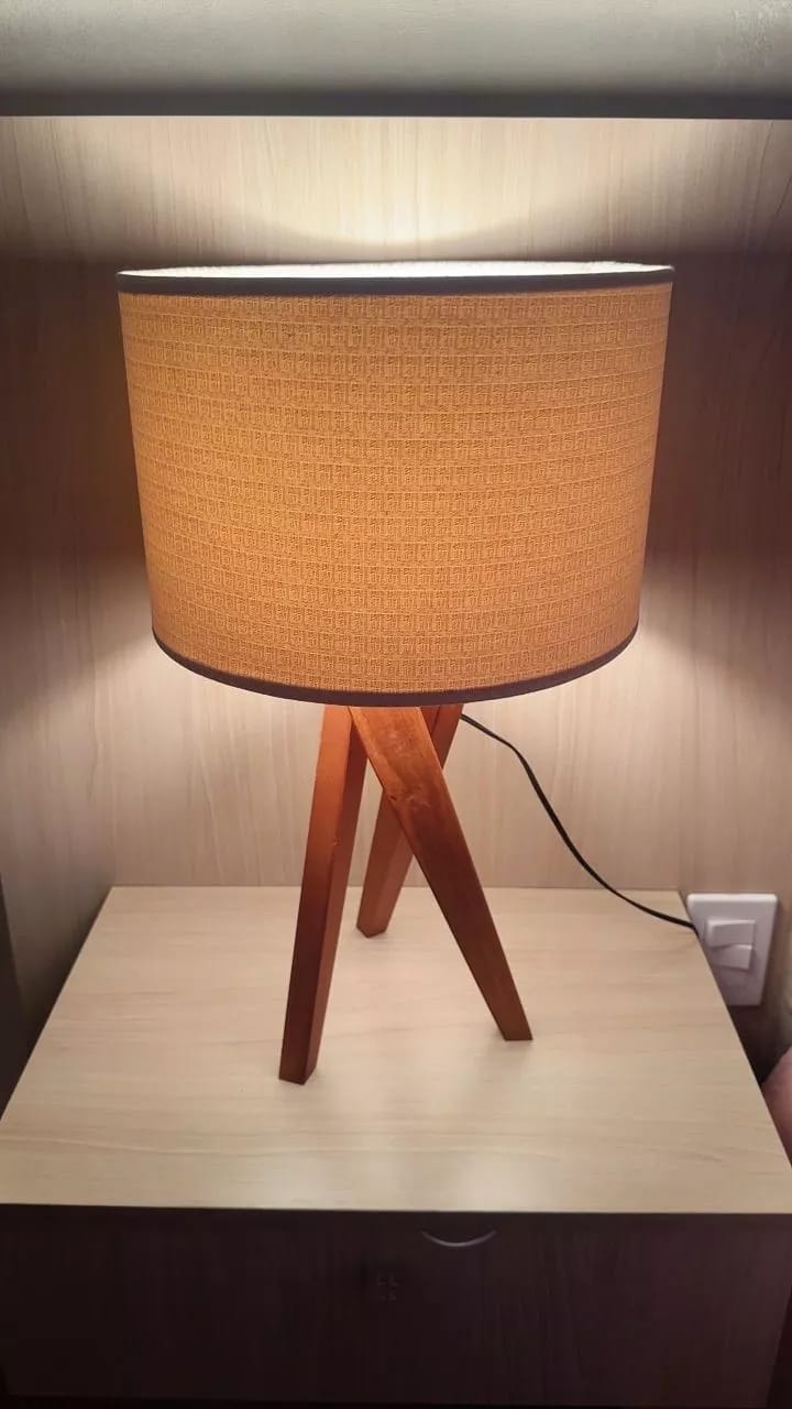 Customer photo review of Abajur de Mesa Luxo em Madeira com Cúpula de Tecido