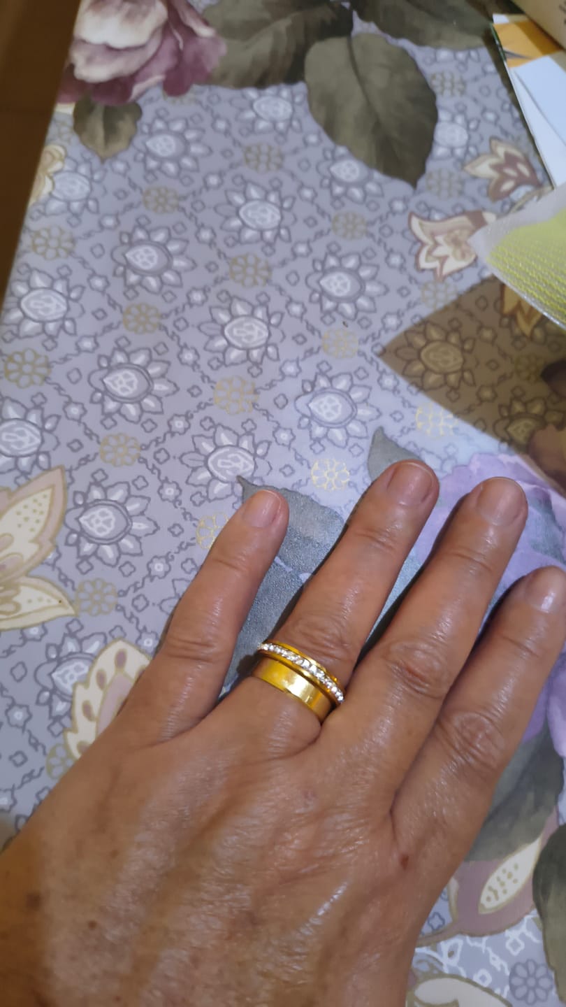 Customer photo review of Anel com Pedras Brilhantes Banhado em Ouro 18k