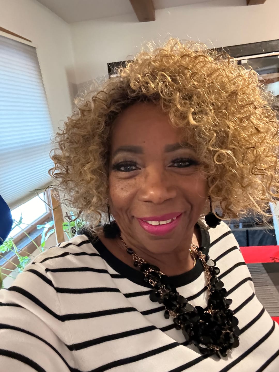 Customer photo review of Outre Wig Pop Full Wig - TATI