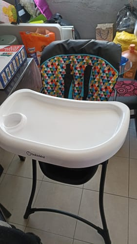 Reseñador muestra la silla alta para bebé Babidéal Zuma armada con su bandeja blanca.
