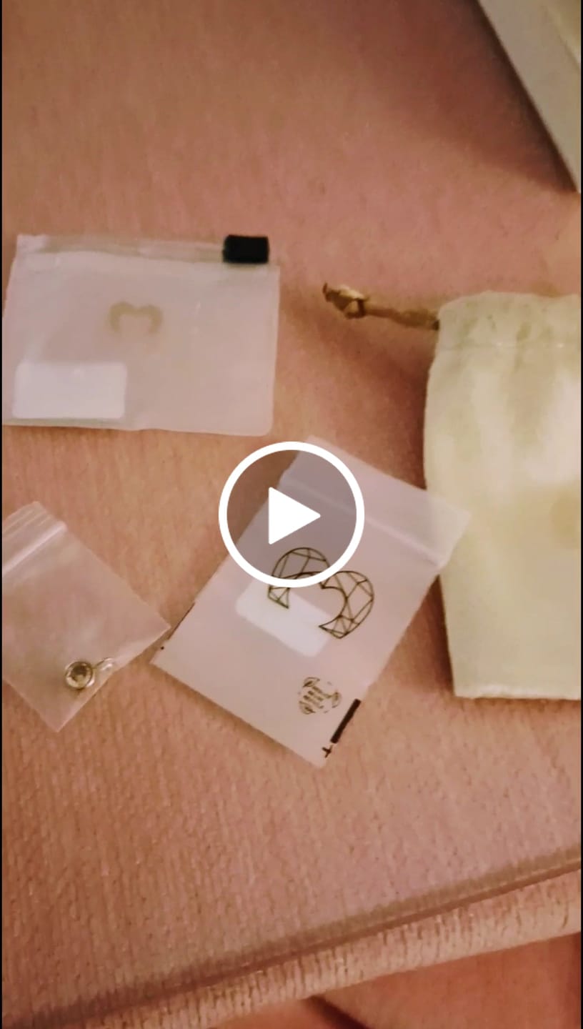 Customer video review of Collar Colores del año