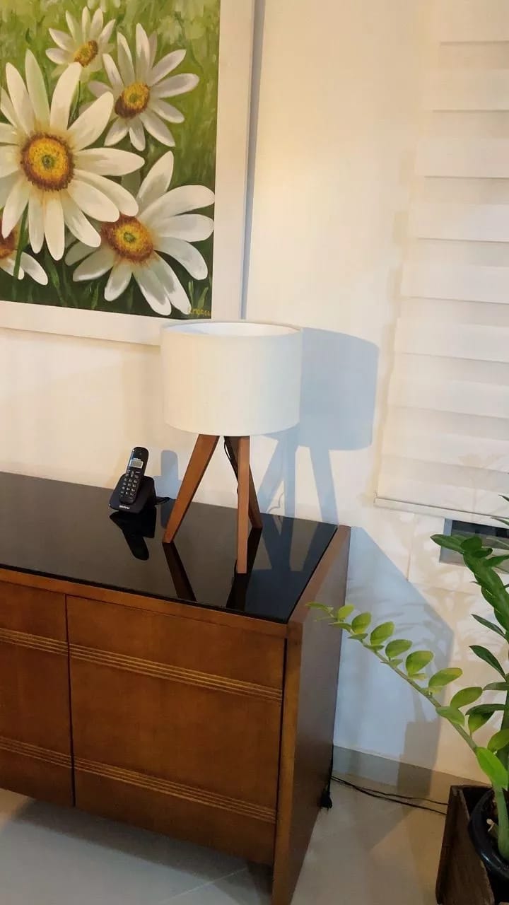 Customer photo review of Abajur de Mesa Luxo em Madeira com Cúpula de Tecido
