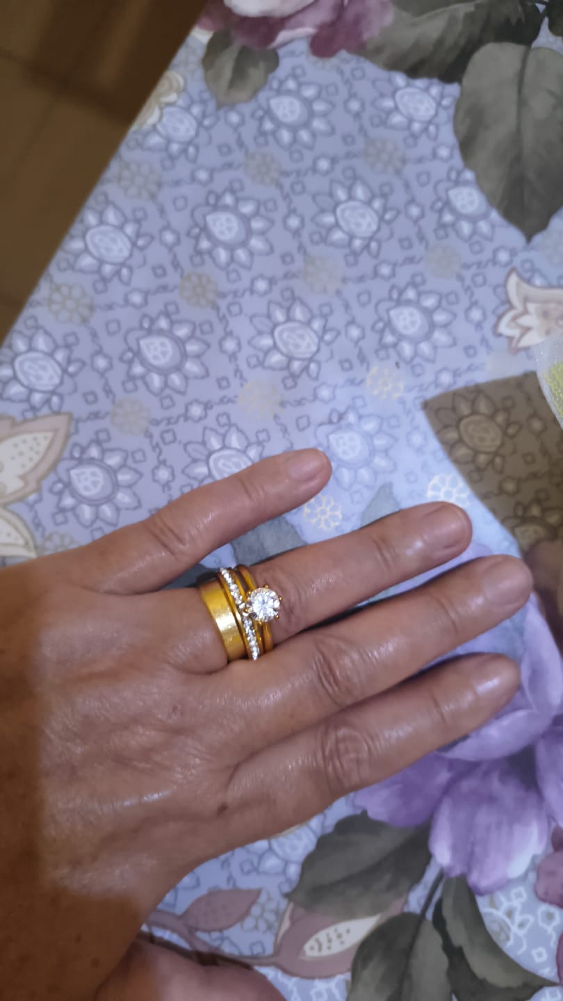 Customer photo review of Anel Solitário Beout Banhado em Ouro 18k