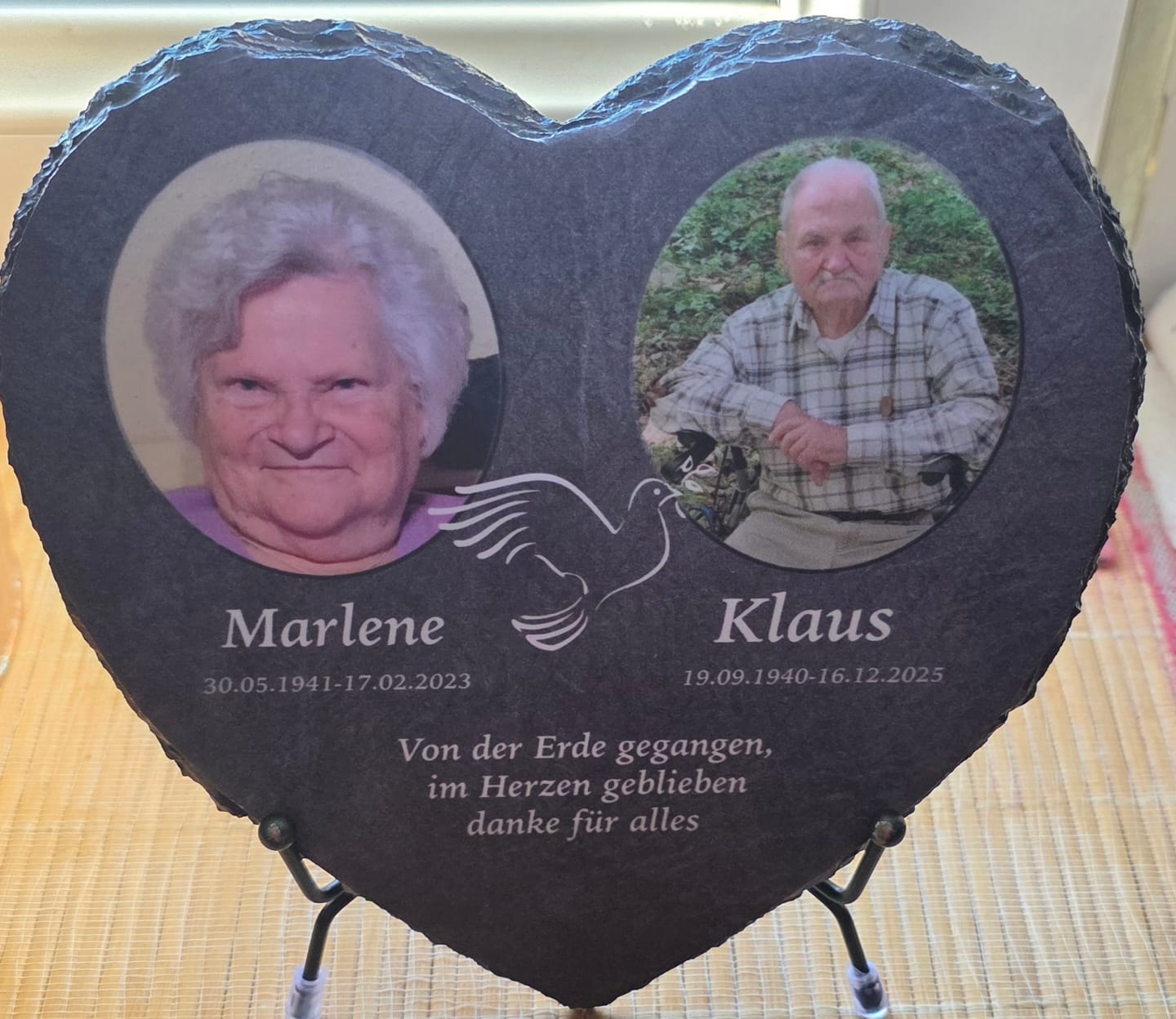 Customer photo review of Unsere Schutzengel - Personalisiertes Trauer Schieferherz für 2 Personen