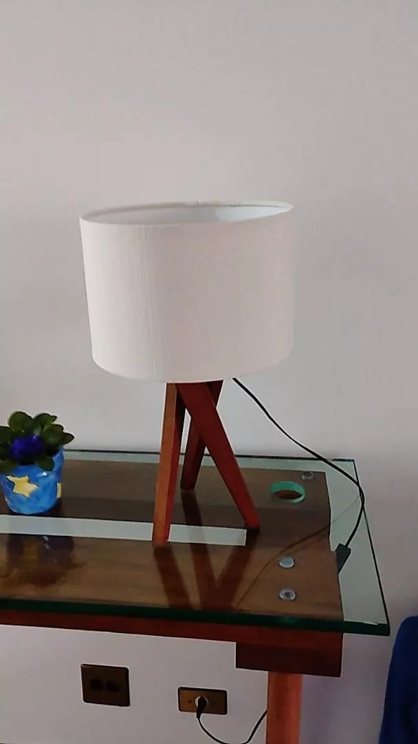 Customer photo review of Abajur de Mesa Luxo em Madeira com Cúpula de Tecido