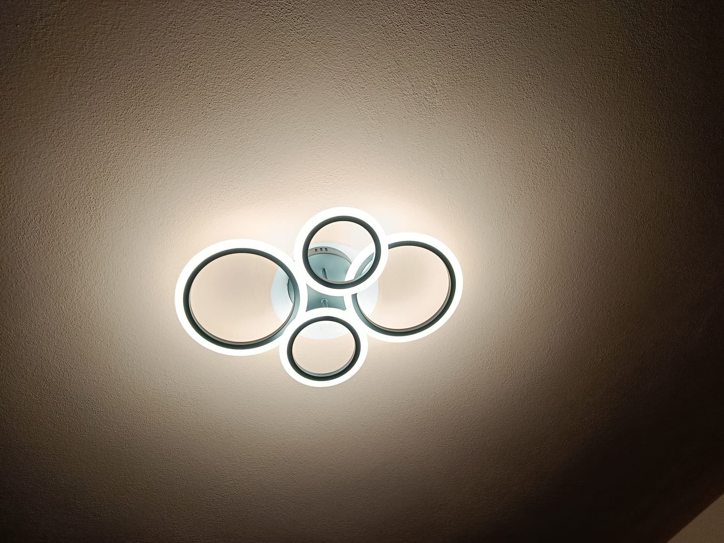 Customer photo review of Lustra LED 2+2 CIRCLE Design Alb Echivalent 400W Telecomanda