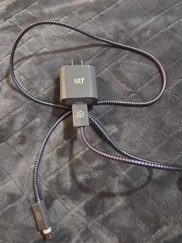 Customer photo review of 3 Pack Carga Ultra Rápida VIVA: Cargador 20W + Cable 60 W Tipo C-Tipo C + Kit protector Gris