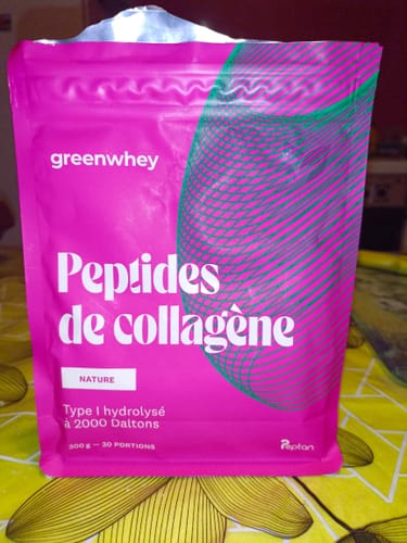 Photo d'un client du sachet rose de Peptides de Collagène, saveur Nature, posé sur une table.