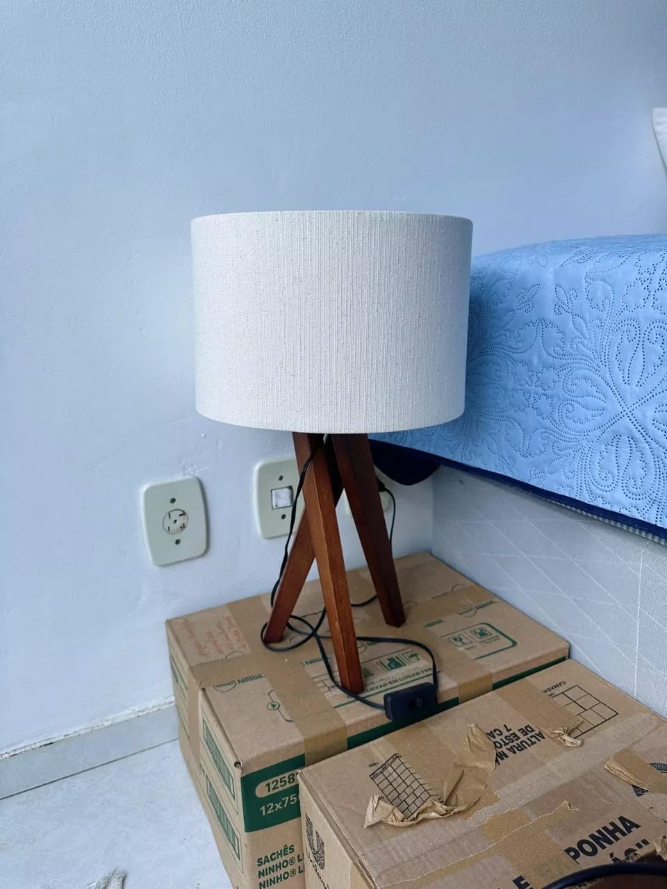Customer photo review of Abajur de Mesa Luxo em Madeira com Cúpula de Tecido