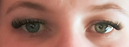 Nahaufnahme der Augen einer Kundin, die die langen, vollen Wimpernextensions der Everyday Edition trägt.