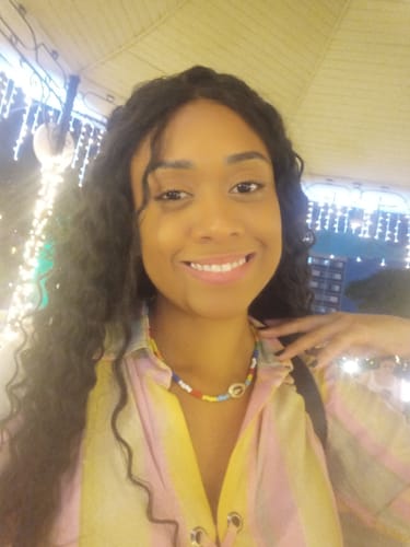 Customer photo review of Lace Front Tela HD Valeria Castanho Escuro Cacheada - Repartição Livre 13x4