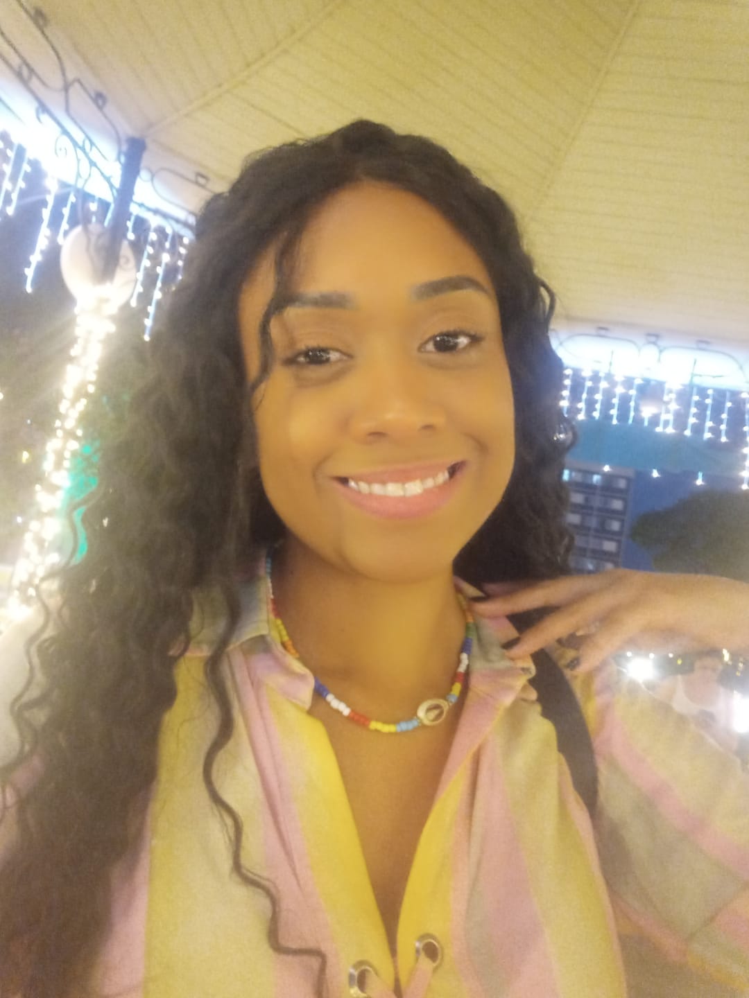 Customer photo review of Lace Front Tela HD Valeria Castanho Escuro Cacheada - Repartição Livre 13x4
