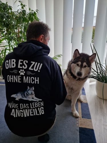 Customer photo review of Ohne mich wäre es langweilig - Personalisierbarer Hoodie Unisex Rückendruck