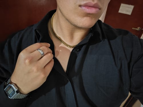 Cliente usando la Cadena Cuban Link Oro 8mm con una elegante camisa negra.