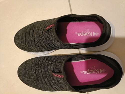 レビュアーが投稿した、ズックリーンネットを使用して洗濯した後の濃いグレーのスニーカー。