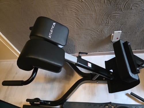 Ein Rezensent zeigt die stabile, mattschwarze Hyperextension-Bank von Atletica, fertig aufgebaut.