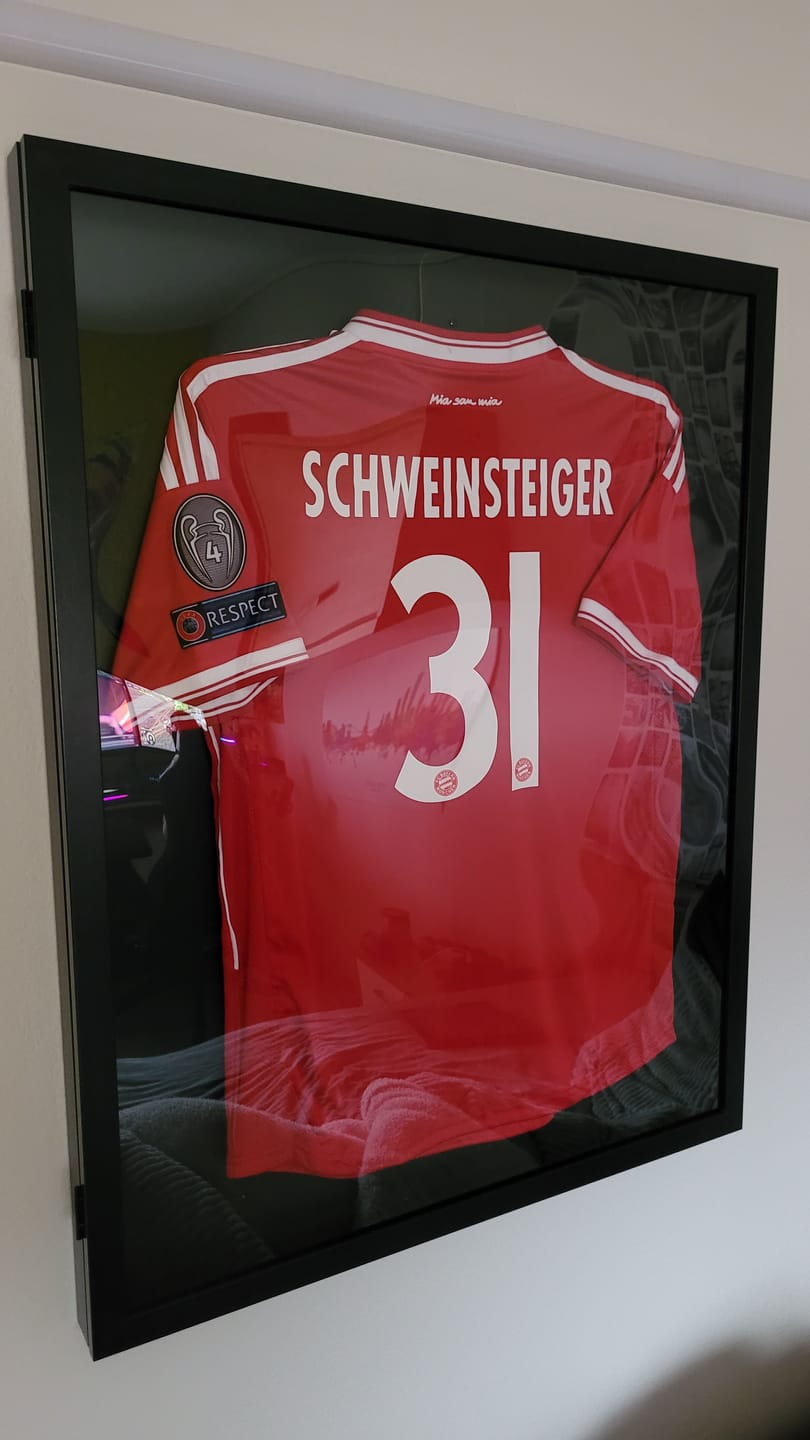 Customer photo review of Bastian Schweinsteiger Bayern Munich 2013 Champions League Final Jersey Trikot