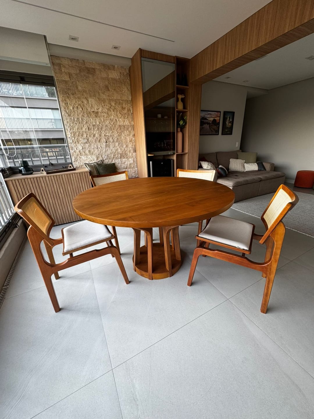 Customer photo review of Mesa De Jantar Redonda Demolição Jambo Com Pés Trabalhados