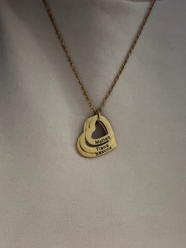 Rezensent trägt die goldfarbene Kette mit drei personalisierten Herzen, graviert mit den Namen Matteo, Tiana und Sascha.