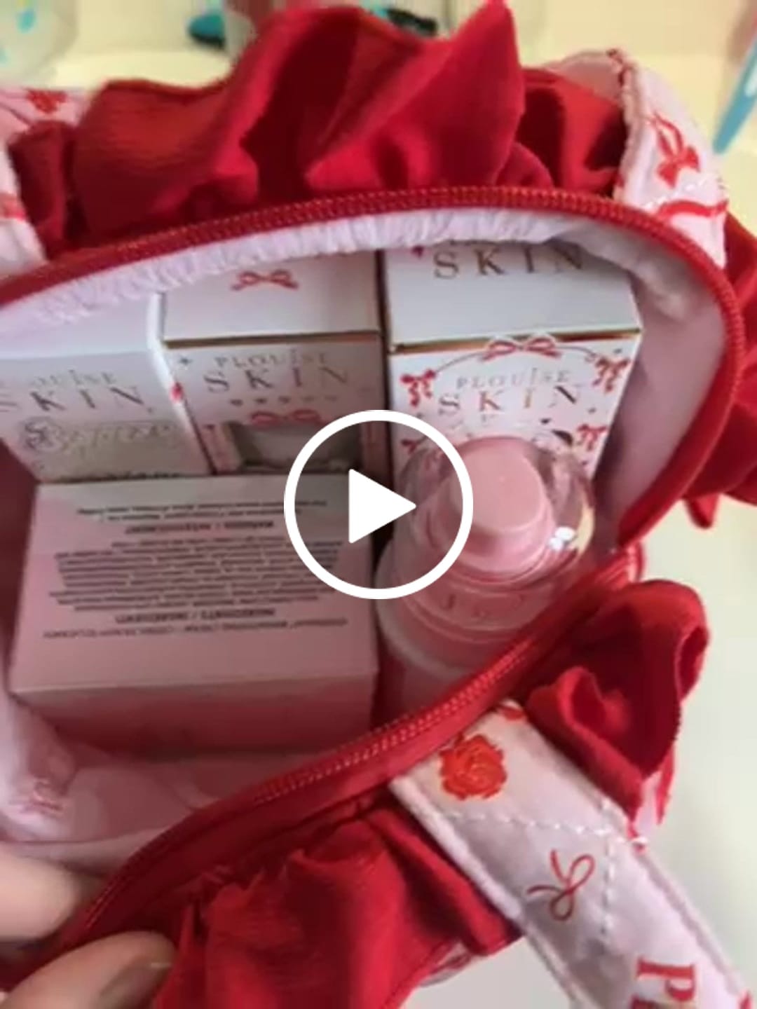 Recenzja wideo klienta dotycząca P.Louise Christmas Bow Skincare Torba