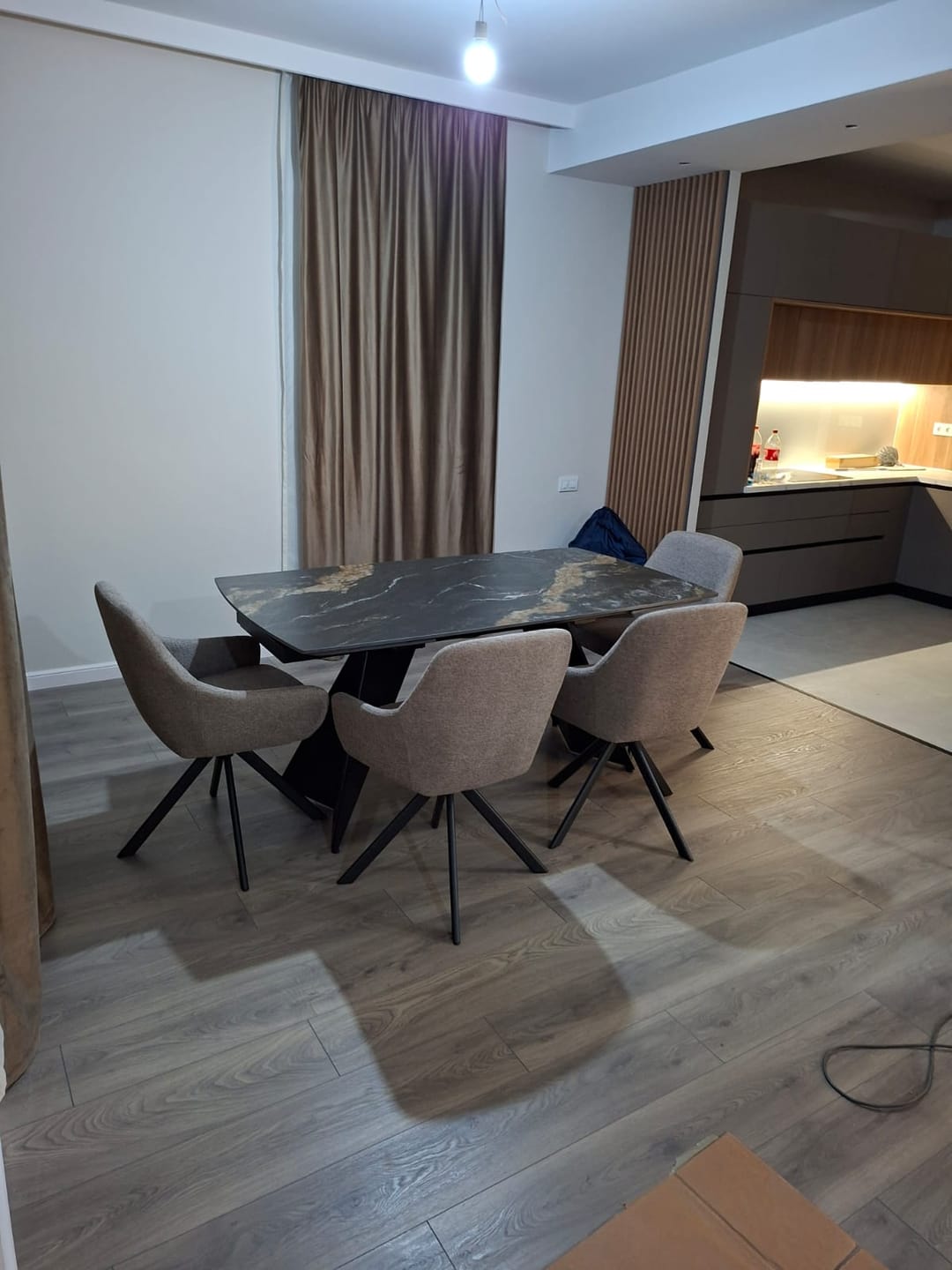 Customer photo review of Masa extensibila ARMANI, negru cu efect de marmura/negru, piatra sinterizata/otel, 165-241x90x77 cm