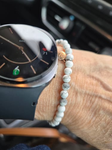 Customer photo review of Howlite Bracelet Mini