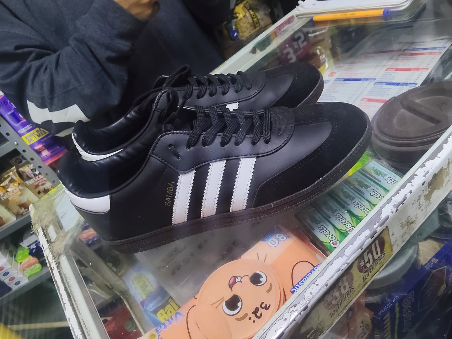 Customer photo review of Tenis Samba Negro Blanco