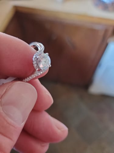 Customer photo review of 1.00 Carats VVS1 Moissanite Rings for Women 0053