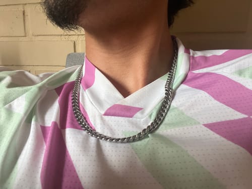 Primer plano de un cliente usando la Cadena Cuban Link de 8mm en su cuello.