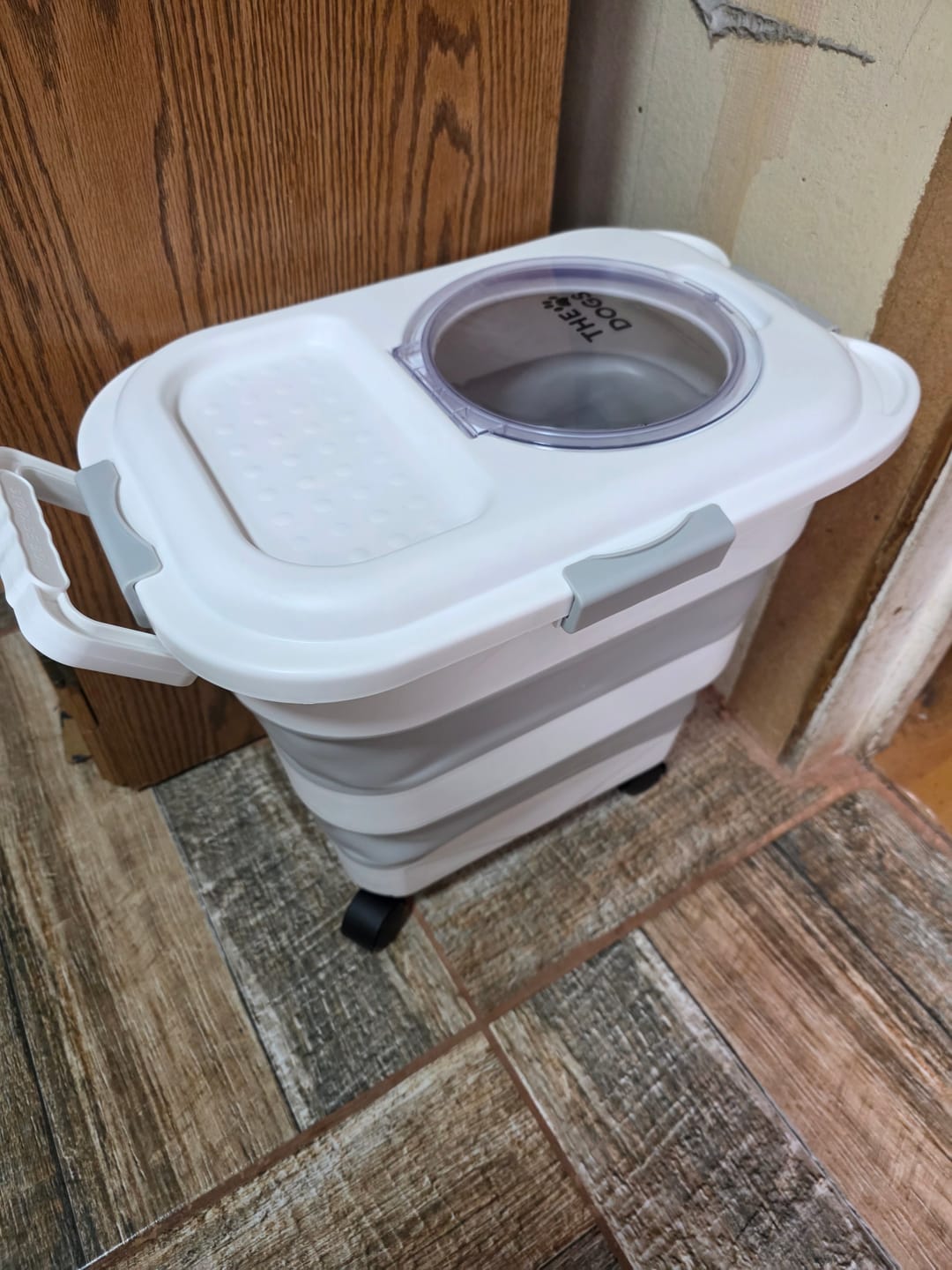 Customer photo review of Contenedor Hermético THE DOGS — Alimento fresco y sin olores