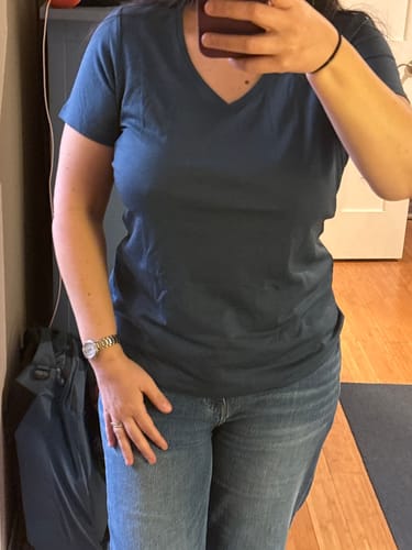 Customer showing the fit of the Junie V Neck tee in Starry Night, paired with blue jeans.
