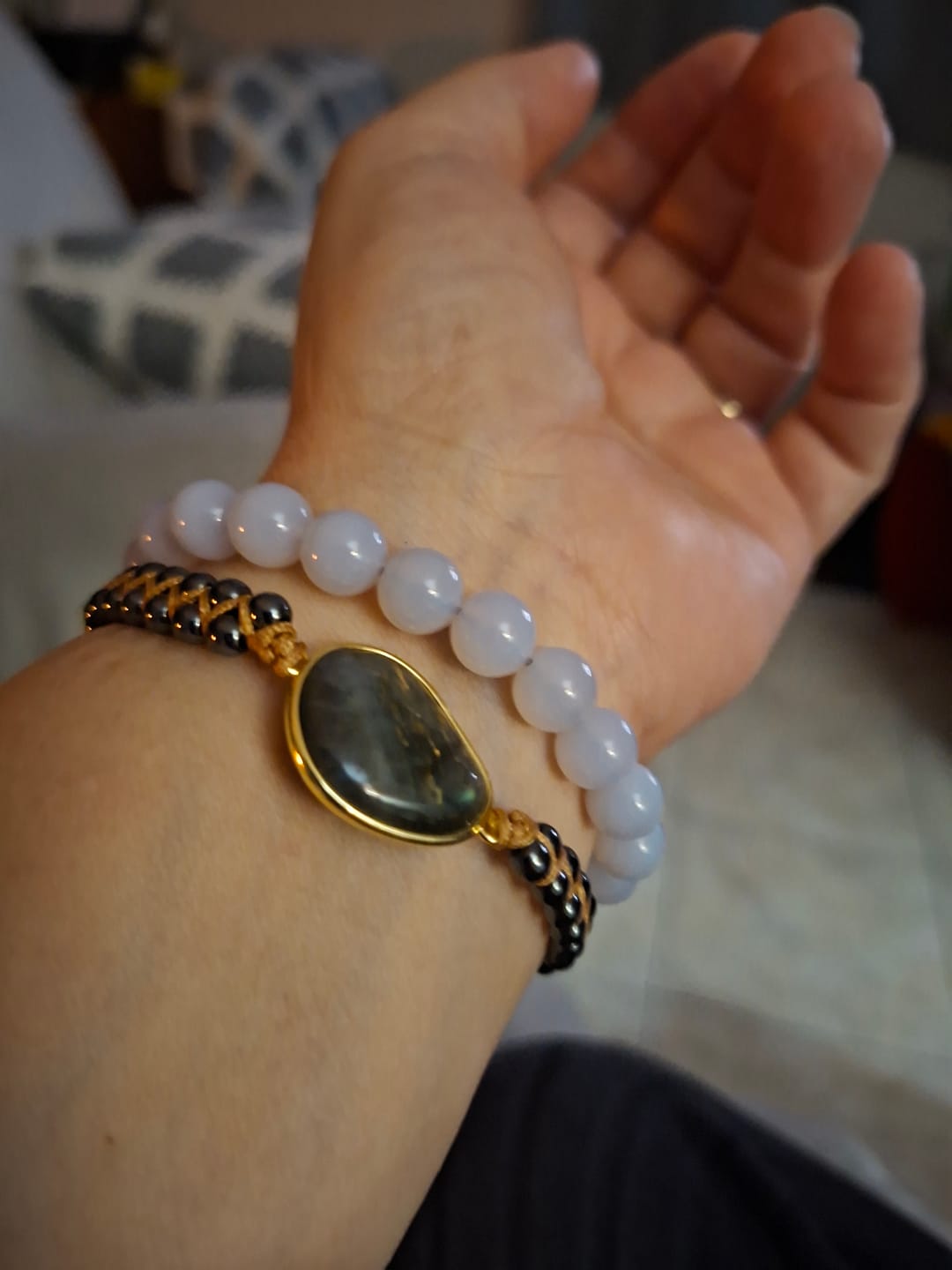 Customer photo review of Bracelet "Oeil Céleste" en Labradorite & Hématite
