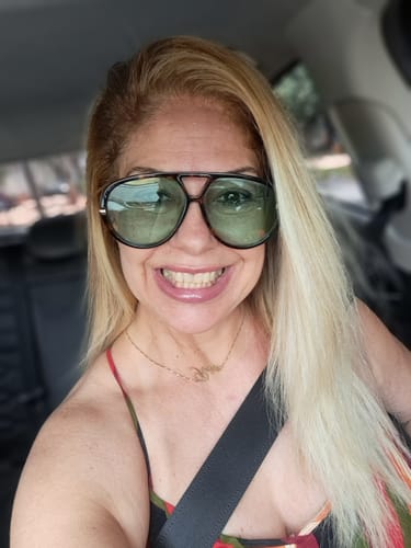 Cliente usando os Óculos Tropea Edição Limitada, mostrando a armação tartaruga e as lentes verdes.
