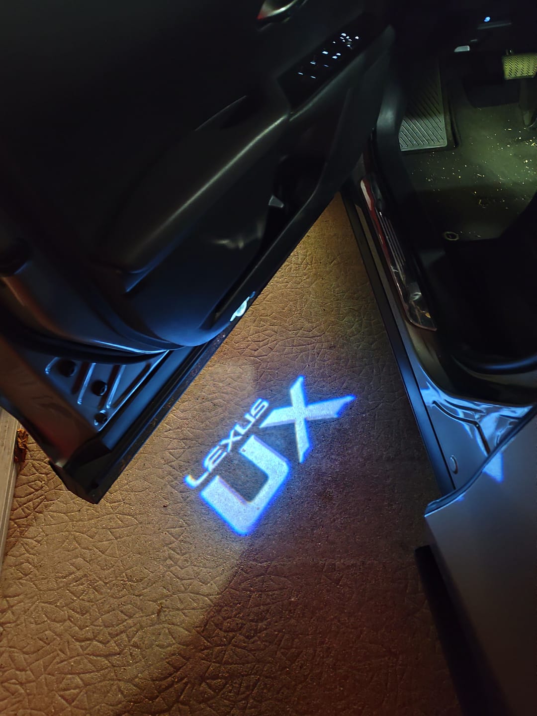 Customer photo review of LEXUS UX  LOGO PROJECROTR LIGHTS (quantity 1 = 1 sets/2 door lights) Nr.220V14