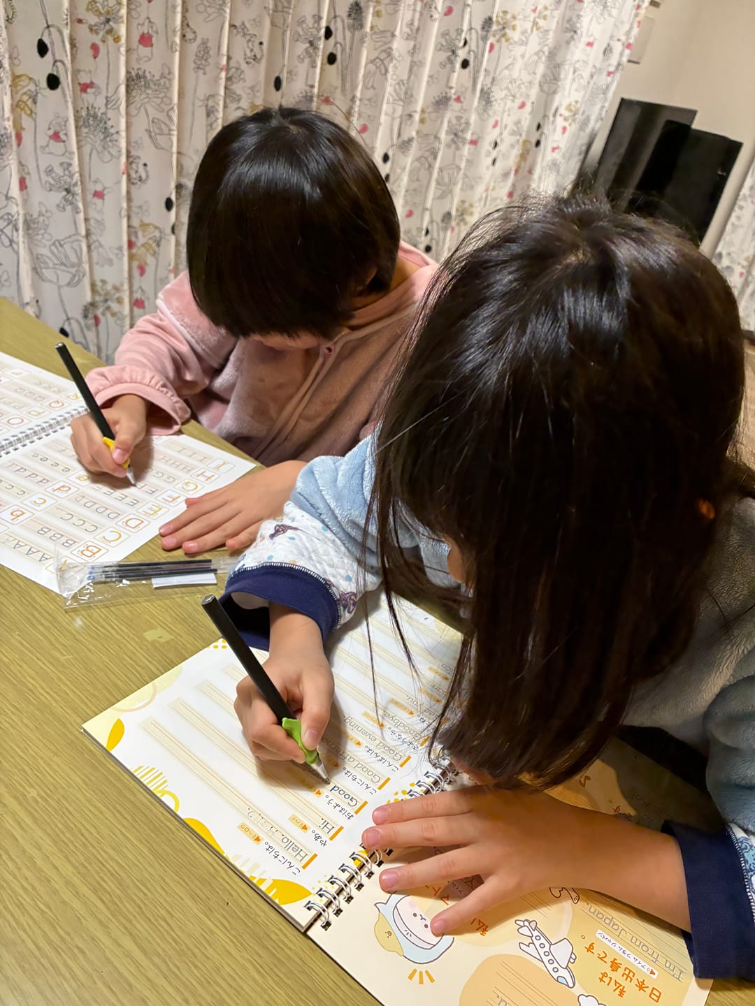 Customer photo review of 文字が消える!?まほうのドリル （アルファベット・ローマ字 / 小学英語 ３年生）