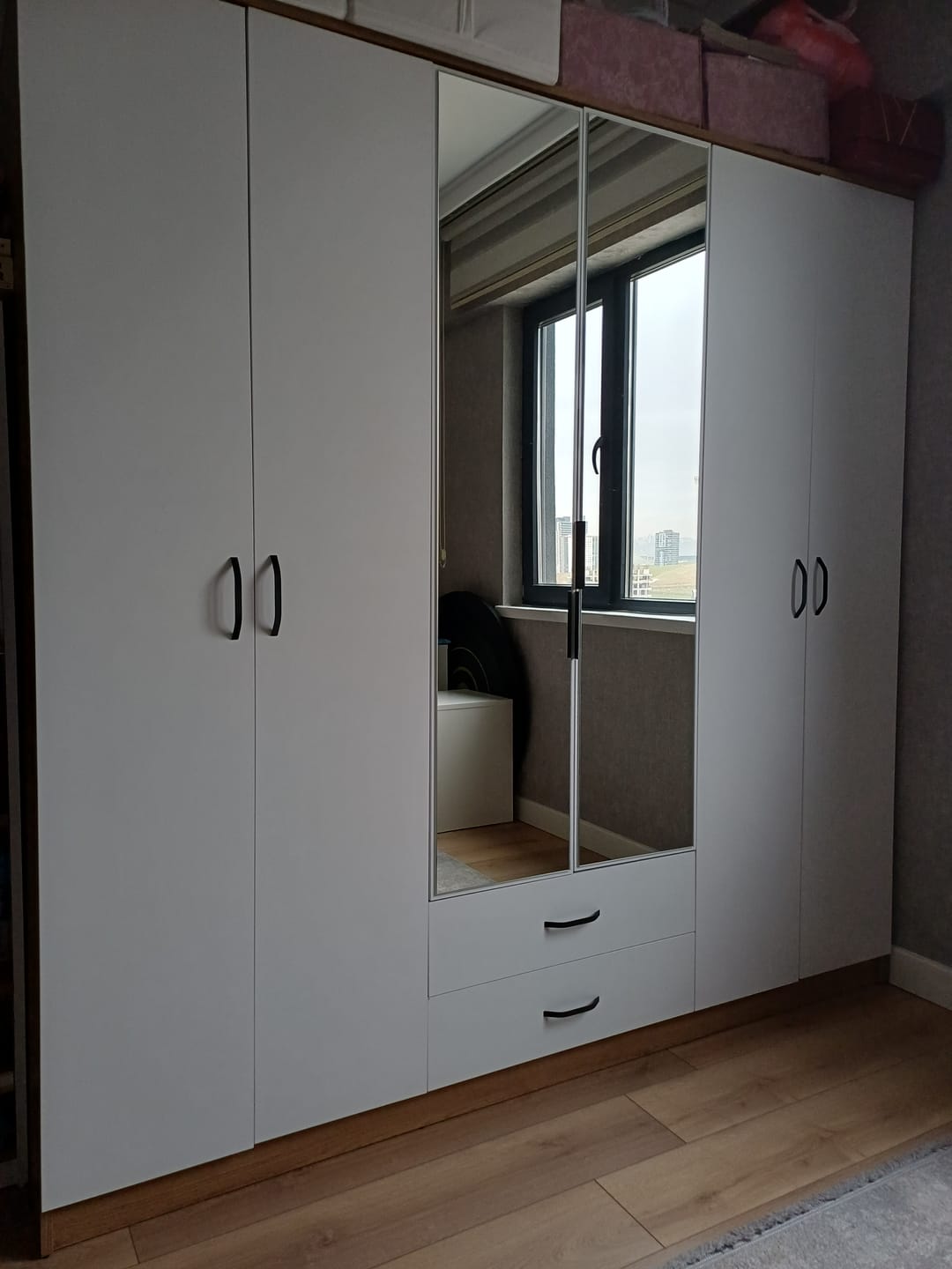 Customer photo review of Rani BA130 Geniş Gardırop Elbise Dolabı Aynalı Kapaklı 2 Çekmeceli 5 Raflı 3 Askılı Sepet Ceviz - Beyaz