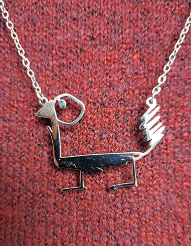 Kundenbewertung: Eine personalisierte, silberne Halskette, deren Anhänger nach einer niedlichen Kinderzeichnung gefertigt wurde.